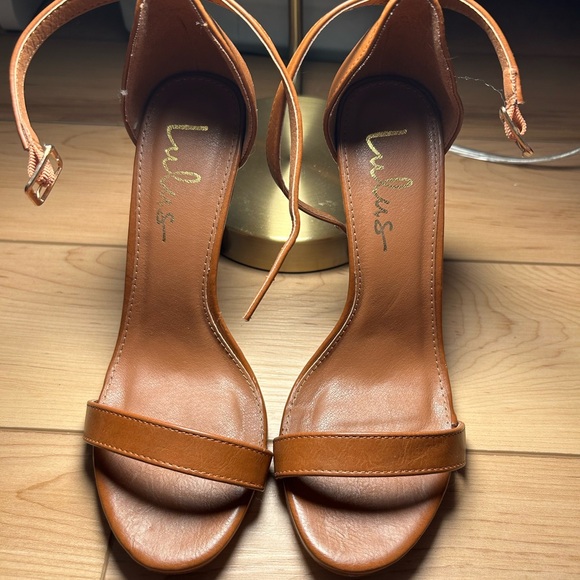 Lulu’s Heels - Picture 2 of 4